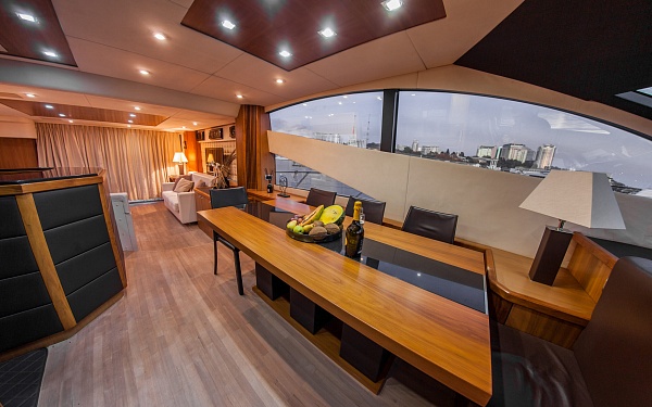 Аренда моторной яхты Sunseeker 70 в Москве - стол в салоне